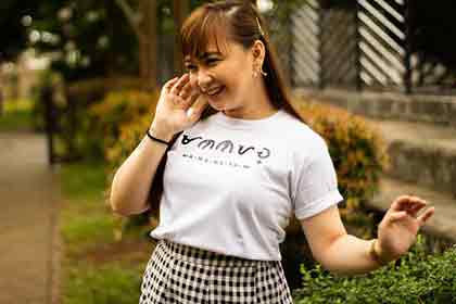 An image of a beautiful and smiling Filipina woman.