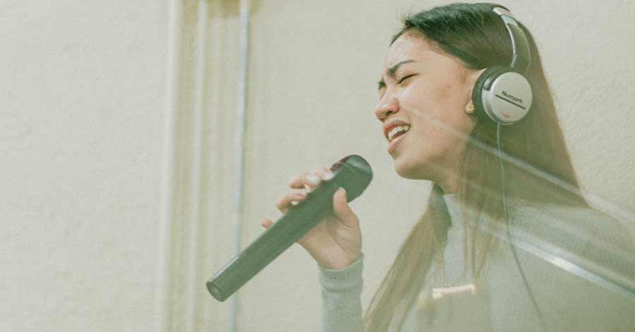 Filipina singing